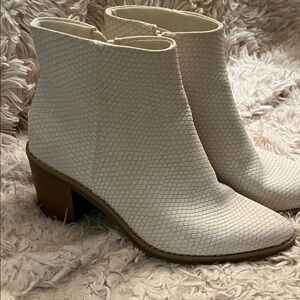 Universal Thread White Textured Ankle Boots